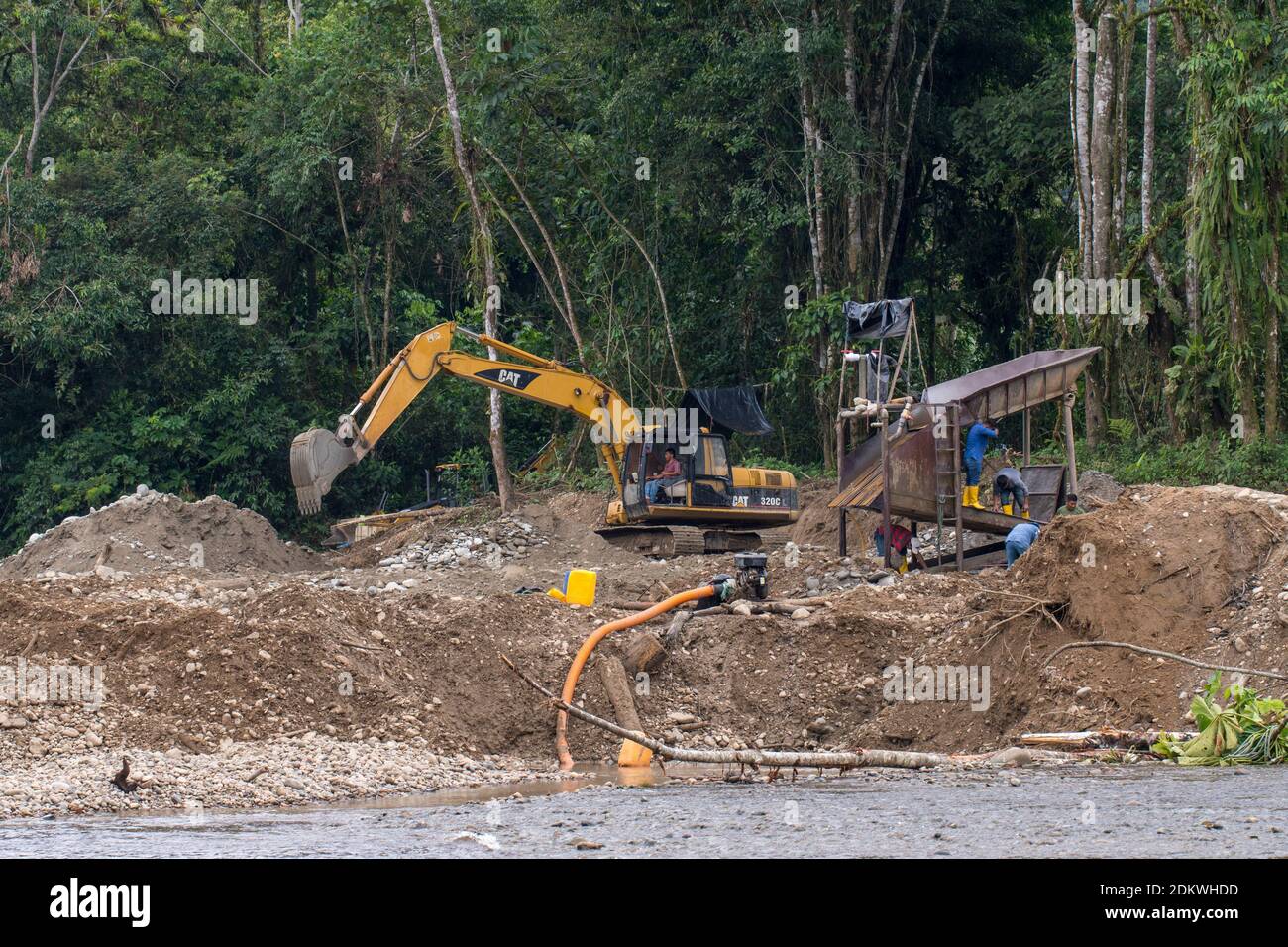 Goldbergbau in kleinem Maßstab am Ufer des Rio Nangaritza in der Cordillera del Condor im Süden Ecuadors. Der Goldbergbau verursacht schwere Umweltbelastungs-d Stockfoto