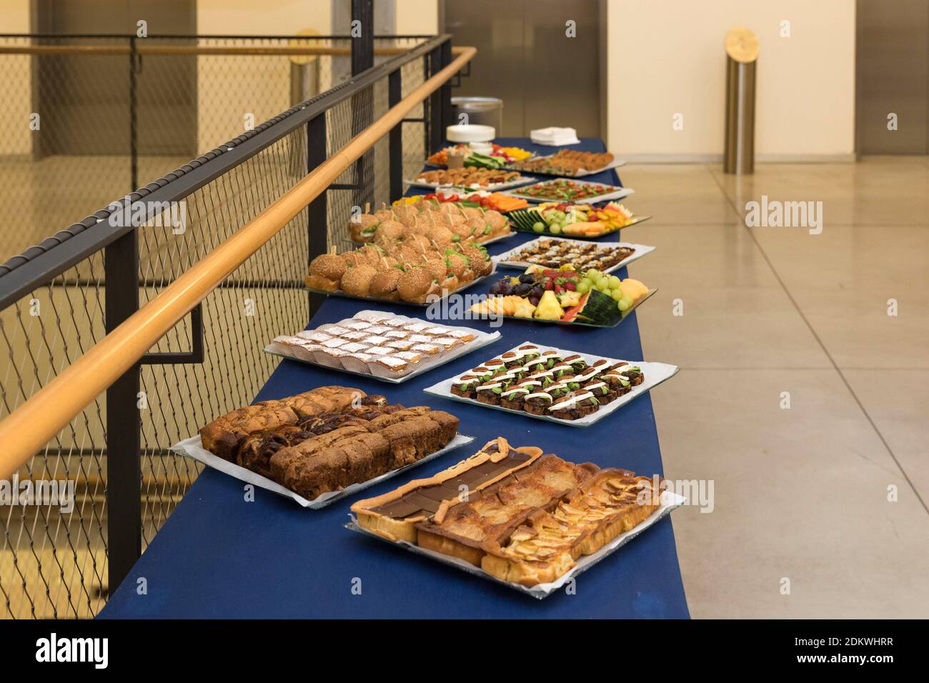 Eine Auswahl an Speisen in Schüsseln auf einem Buffettisch Während eines noblen Empfangs Stockfoto