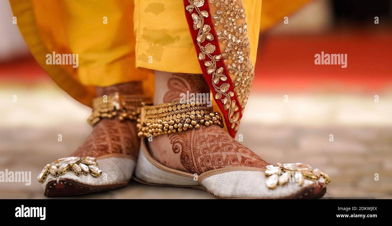 In diesem Bild Frauen tragen Old traditionelle goldene Payal Stockfoto