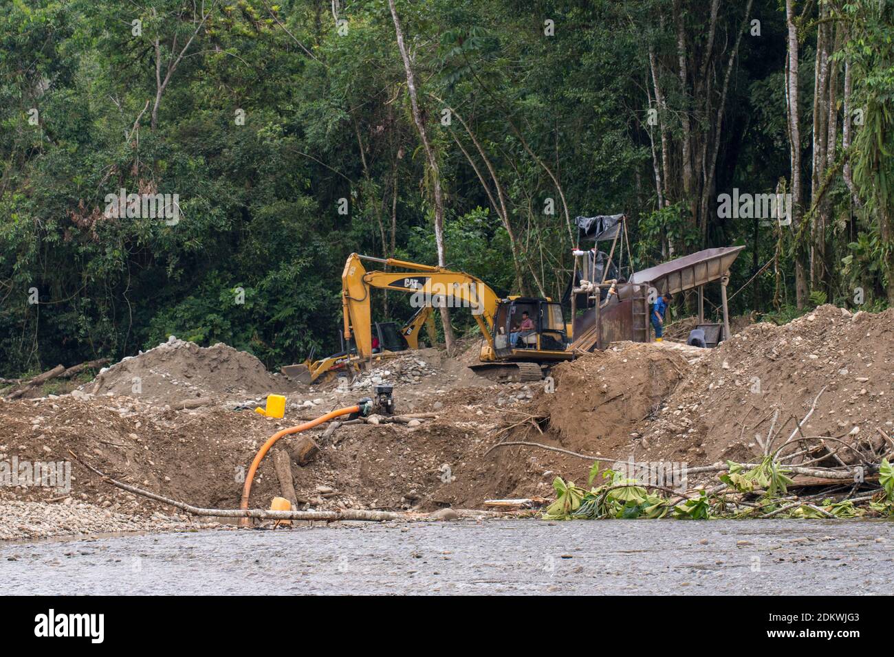 Goldbergbau in kleinem Maßstab am Ufer des Rio Nangaritza in der Cordillera del Condor im Süden Ecuadors. Der Goldbergbau verursacht schwere Umweltbelastungs-d Stockfoto