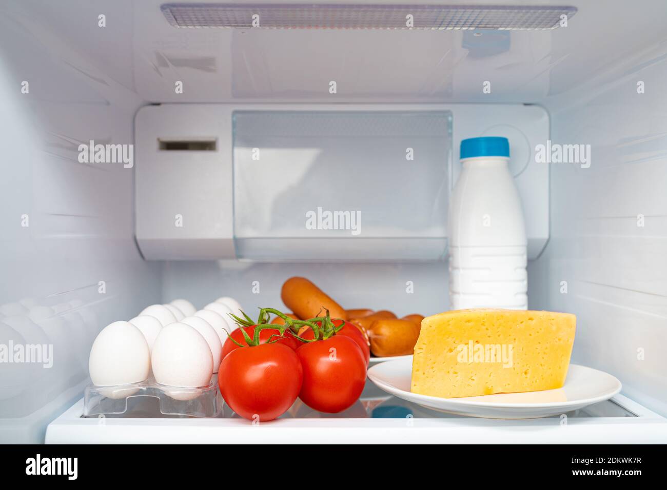 Kühlschrank Regal mit Lebensmitteln und Flasche Milch Stockfotografie -  Alamy