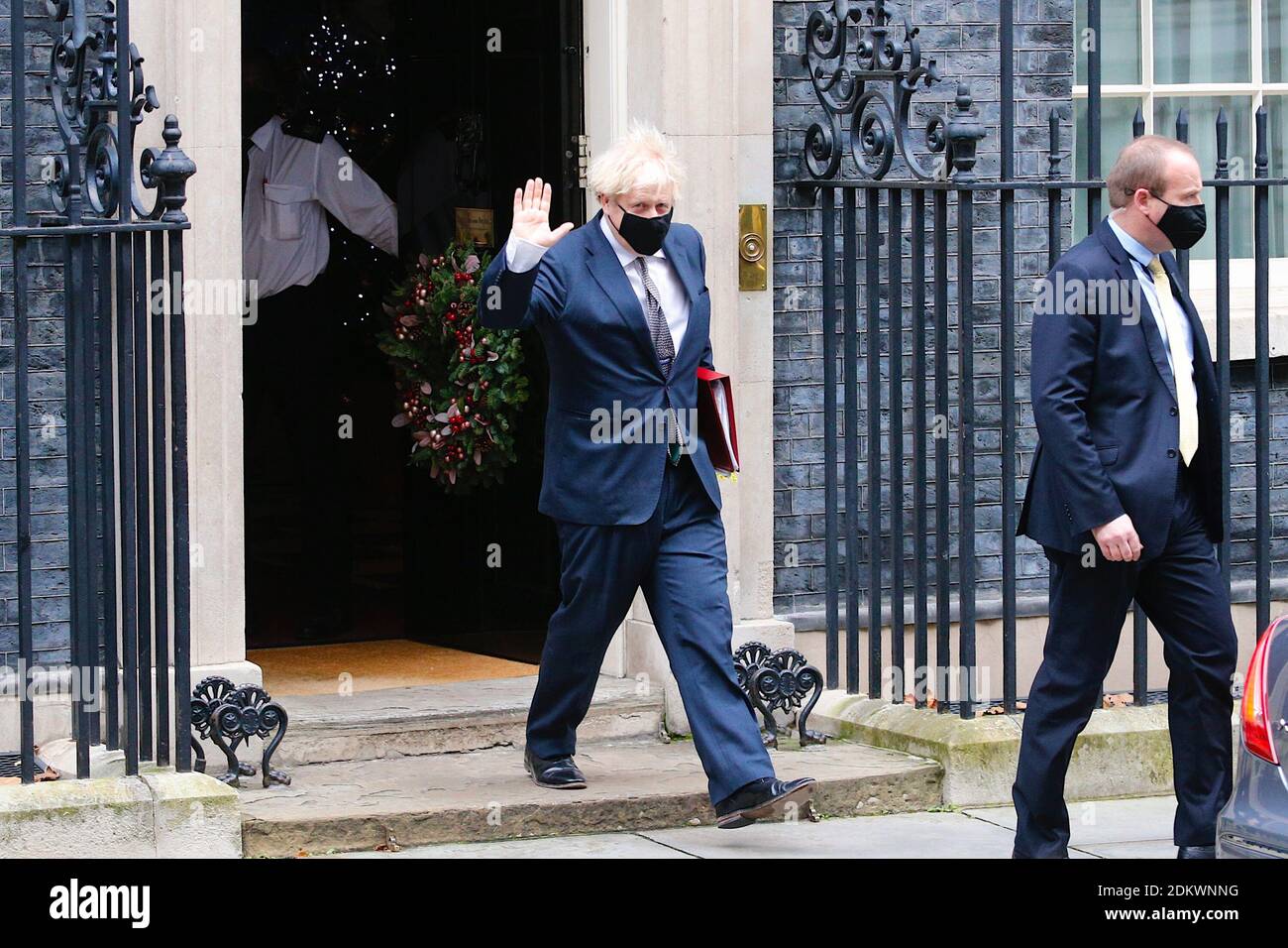 London, Großbritannien. 16. Dezember 2020. Der britische Premierminister Boris Johnson verlässt die Nummer 10 und geht an die PMQ’s. Stockfoto