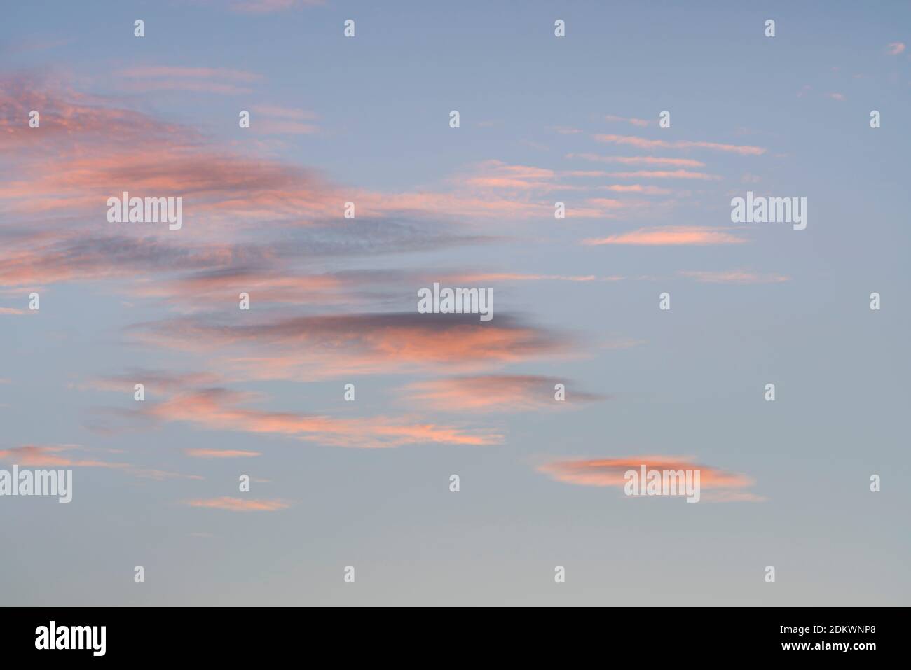 Wolke am Himmel bei Sonnenuntergang Textur Hintergrund. Abstrakte Blautöne, Gelb und Orange. Echte hochauflösende Fotografie Stockfoto Wolke am Himmel bei Sonnenuntergang Textur Hintergrund. Abstrakte Blautöne, Gelb und Orange. Echte hochauflösende Fotografie Stockfoto