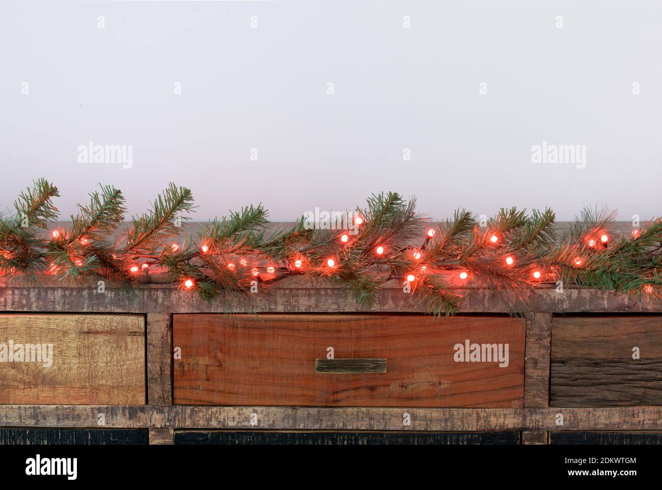 Alte Mode-Garderobe mit Weihnachtsdekoration - Lichter und Tanne Verzweigungen Stockfoto