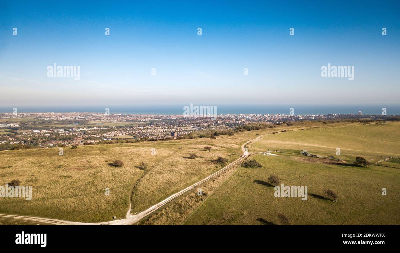 Eastbourne und die South Downs, East Sussex, England. Eine Luftaufnahme des South Downs Way, der in Richtung des beliebten Badeortes an der Südküste führt. Stockfoto