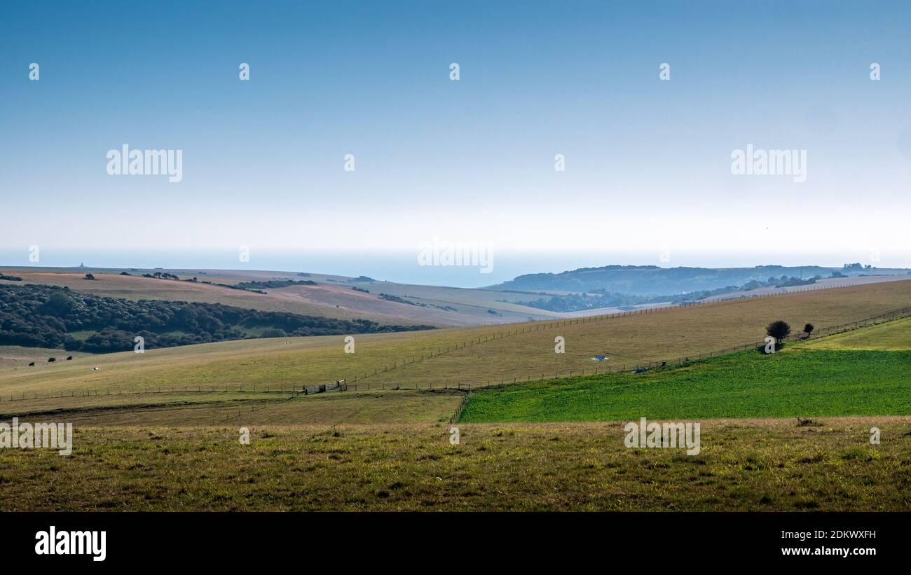 The South Downs, East Sussex, England. Die Landschaft und Landschaft der britischen Südküste mit Blick auf die Küste und den Ärmelkanal. Stockfoto