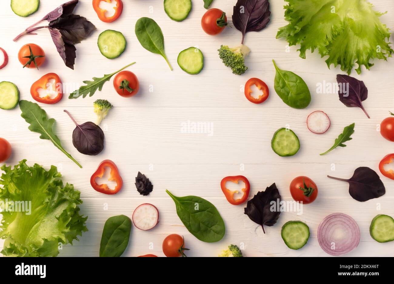 Gemüse für Salat, in Keile auf weißem Holzhintergrund mit Platz für Text geschnitten. Menü, Werbelayout. Stockfoto