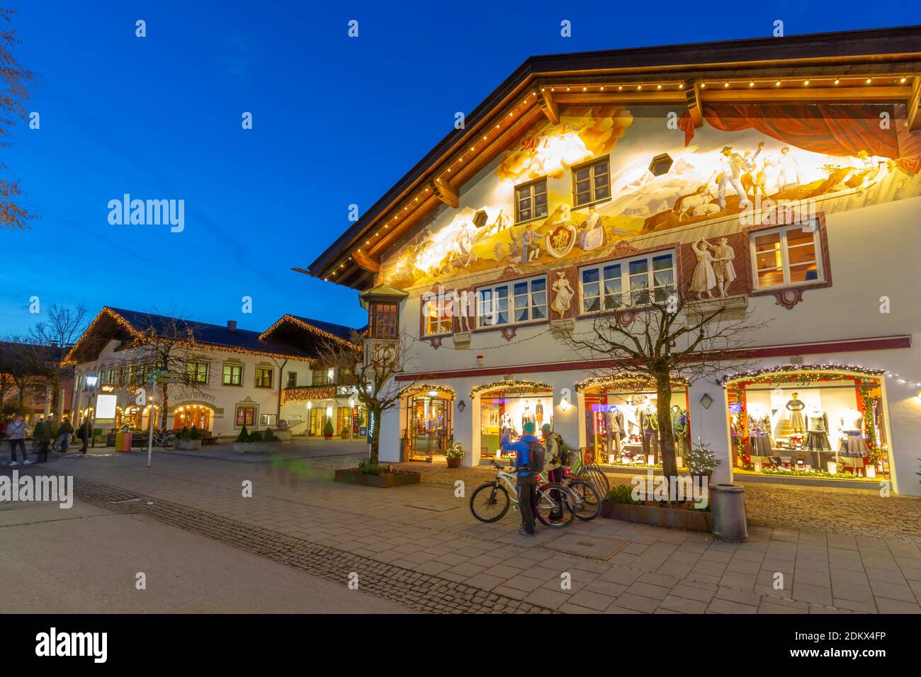 Blick auf die Geschäfte in der Dämmerung, Garmisch-Partenkirchen, Bayern, Deutschland, Europa Stockfoto