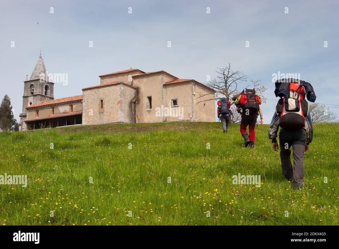 Eine Gruppe von Pilgern während ihrer Wallfahrt entlang des Camino de Santiago del Norte, in der spanischen Provinz Asturien. Stockfoto