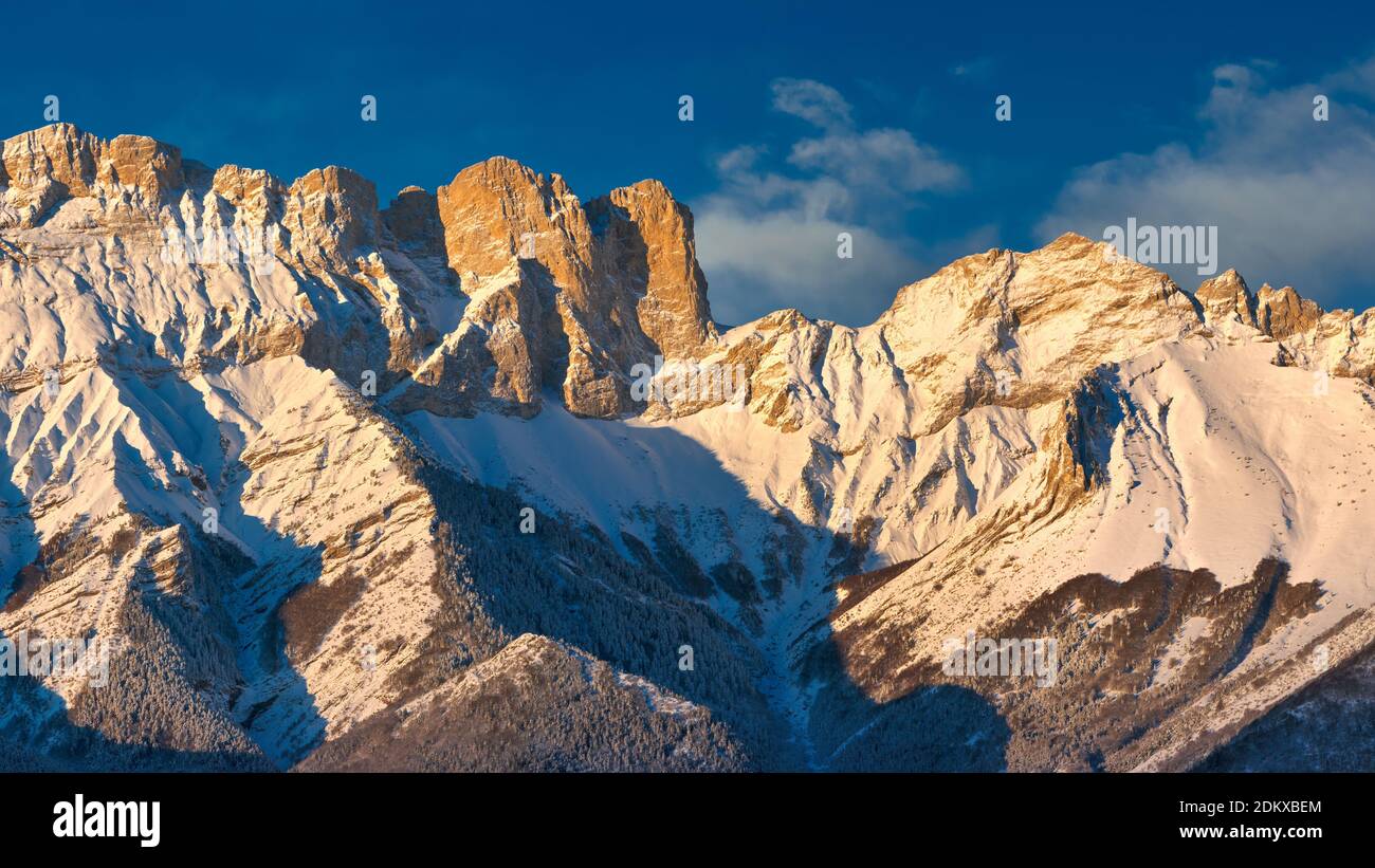 Wintersonnenaufgang auf den Farauter Berggipfeln im Champsaur-Tal (Faraut Breccia). Hautes-Alpes, Europäische Alpen, Frankreich Stockfoto
