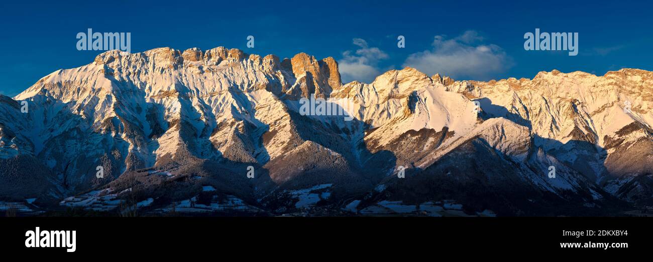 Panorama Wintersonnengang auf den Farauter Berggipfeln im Champsaur-Tal Hautes-Alpes, Europäische Alpen, Frankreich Stockfoto