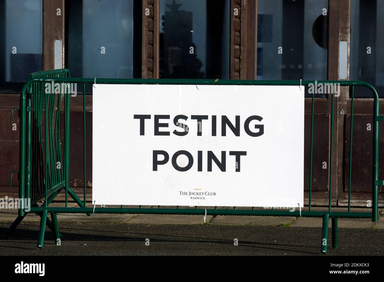 Warwick Racecourse Coronavirus 'Testing Point' Schild, Warwickshire, Großbritannien Stockfoto