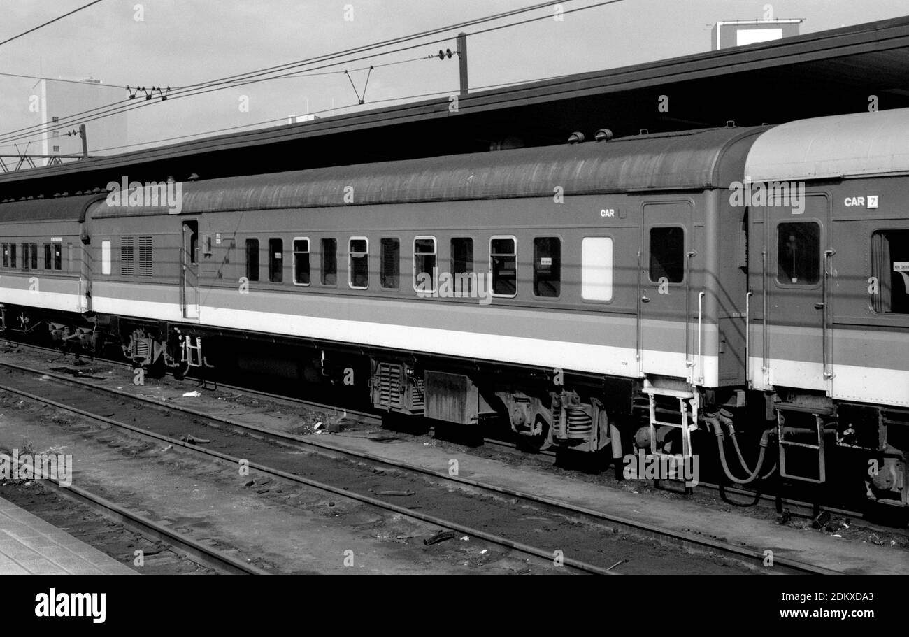 Eisenbahnwaggon Nr. 2216 im Zug am Sydney Central Station, New South Wales, Australien. 1987. Stockfoto