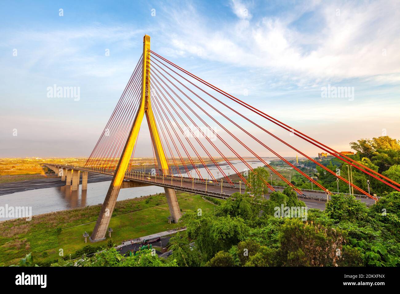 Kaohsiung, Taiwan, stellt ein Autobahnfahrzeug zur Verfügung, das die Brücke zwischen Kaohsiung und Pingtung 'Gaopingxi' überquert. Der Name ist: 'Slanted Bridge' bei Sonnenuntergang. Stockfoto