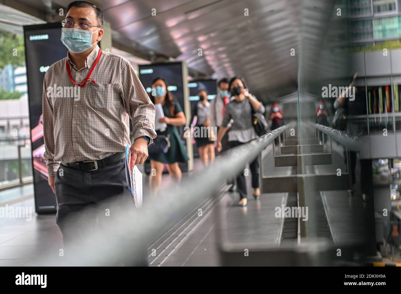 Kuala Lumpur, Malaysia. Dezember 2020. Menschen mit Gesichtsmasken überqueren eine Überführung in Kuala Lumpur, Malaysia, 16. Dezember 2020. Malaysia meldete 1,295 neue COVID-19-Infektionen, teilte das Gesundheitsministerium am Mittwoch mit und brachte die nationale Gesamtzahl auf 87,913. Quelle: Chong Voon Chung/Xinhua/Alamy Live News Stockfoto