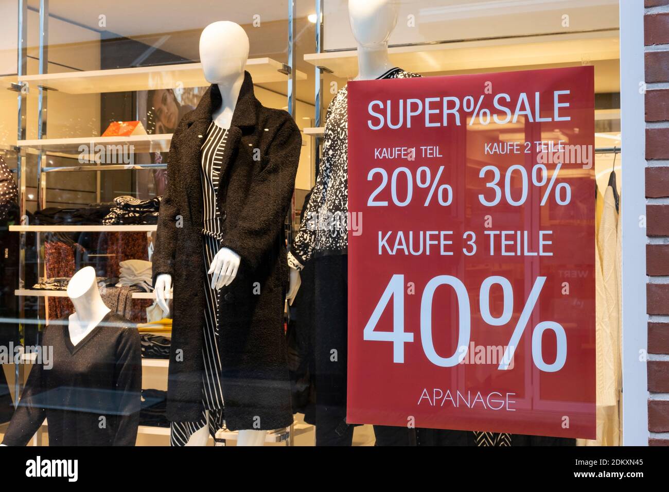 Schaufenster mit Plakat 'Super Sale' Stockfoto