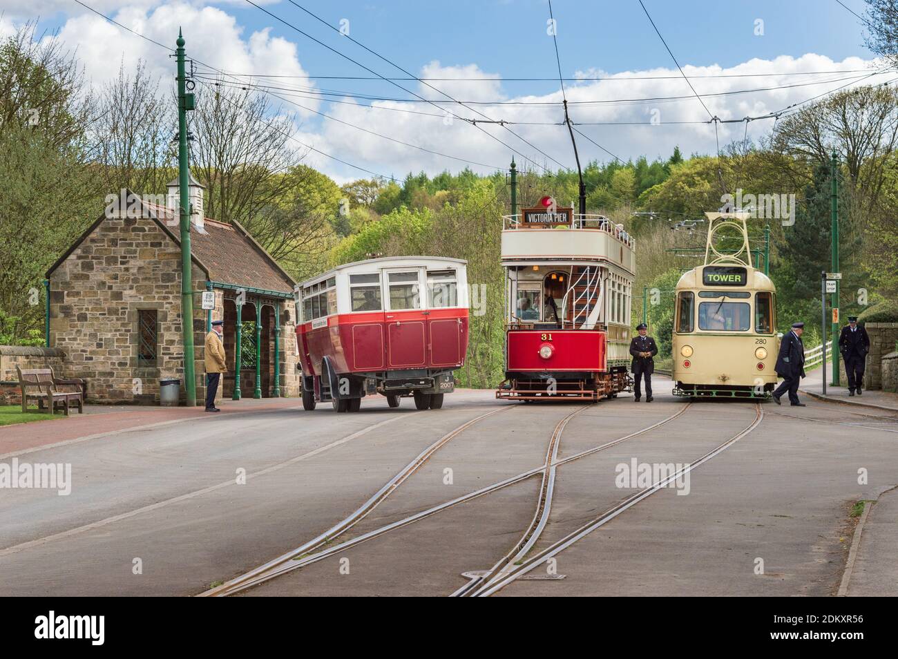 Oldtimer-Bus und Straßenbahnen in Beamish Open Air Museum in County Durham Stockfoto