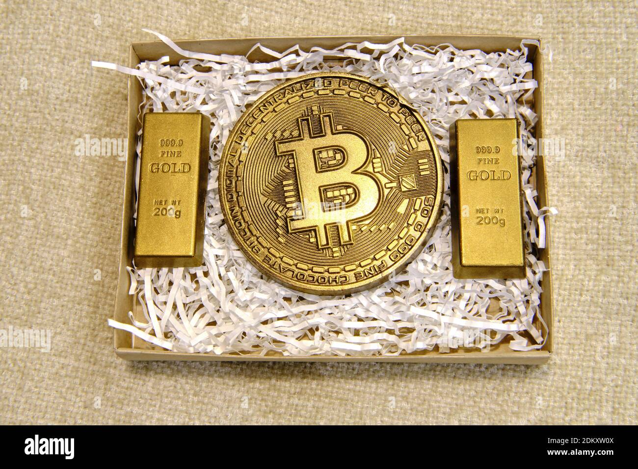 Kryptowährung Münze Bitcoin und Gold aus Schokolade als Geschenk  Stockfotografie - Alamy