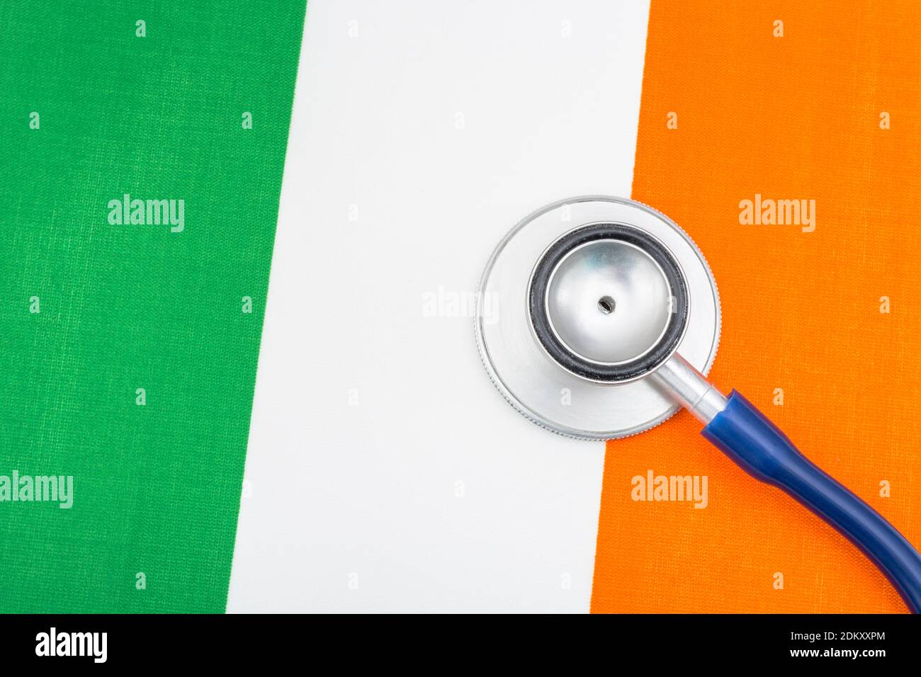 Medizinisches Stethoskop auf kleinem Stoff irische Flagge. Metapher schlecht abschneiden irische Wirtschaft und Irlands medizinisches Gesundheitssystem. Stockfoto