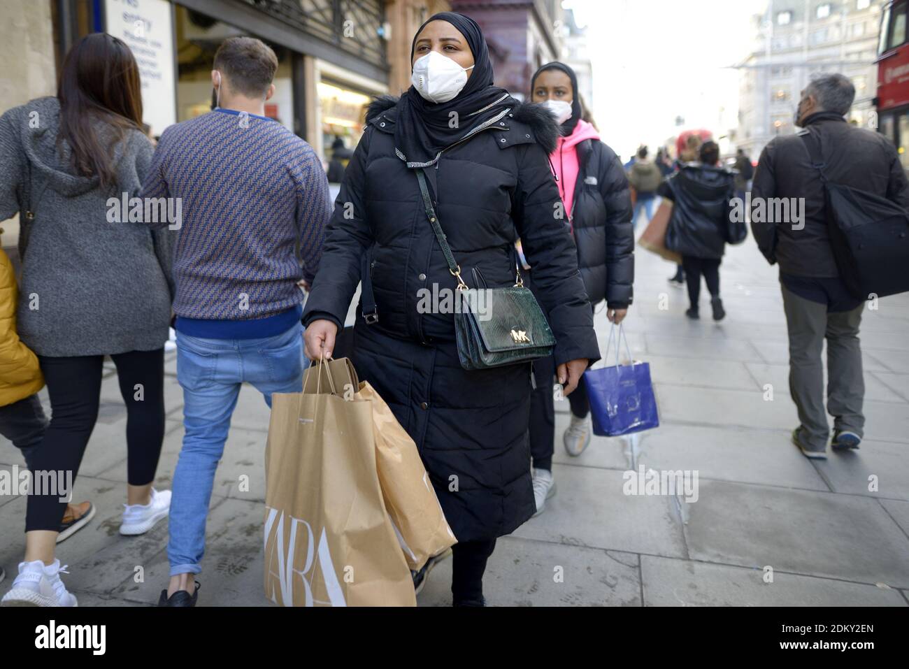 London, England, Großbritannien. Weihnachtseinkäufe in der Regent Street, Dezember 2020 während der COVID Pandemie. Muslimische Frauen tragen Gesichtsmasken Stockfoto