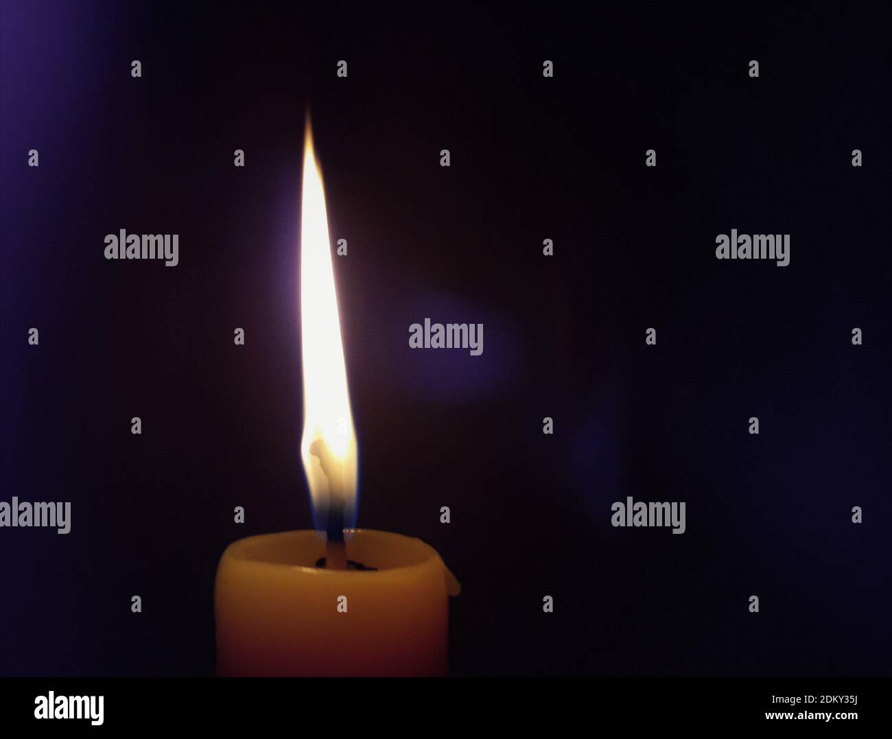 Kerze in der Dunkelheit. Stockfoto
