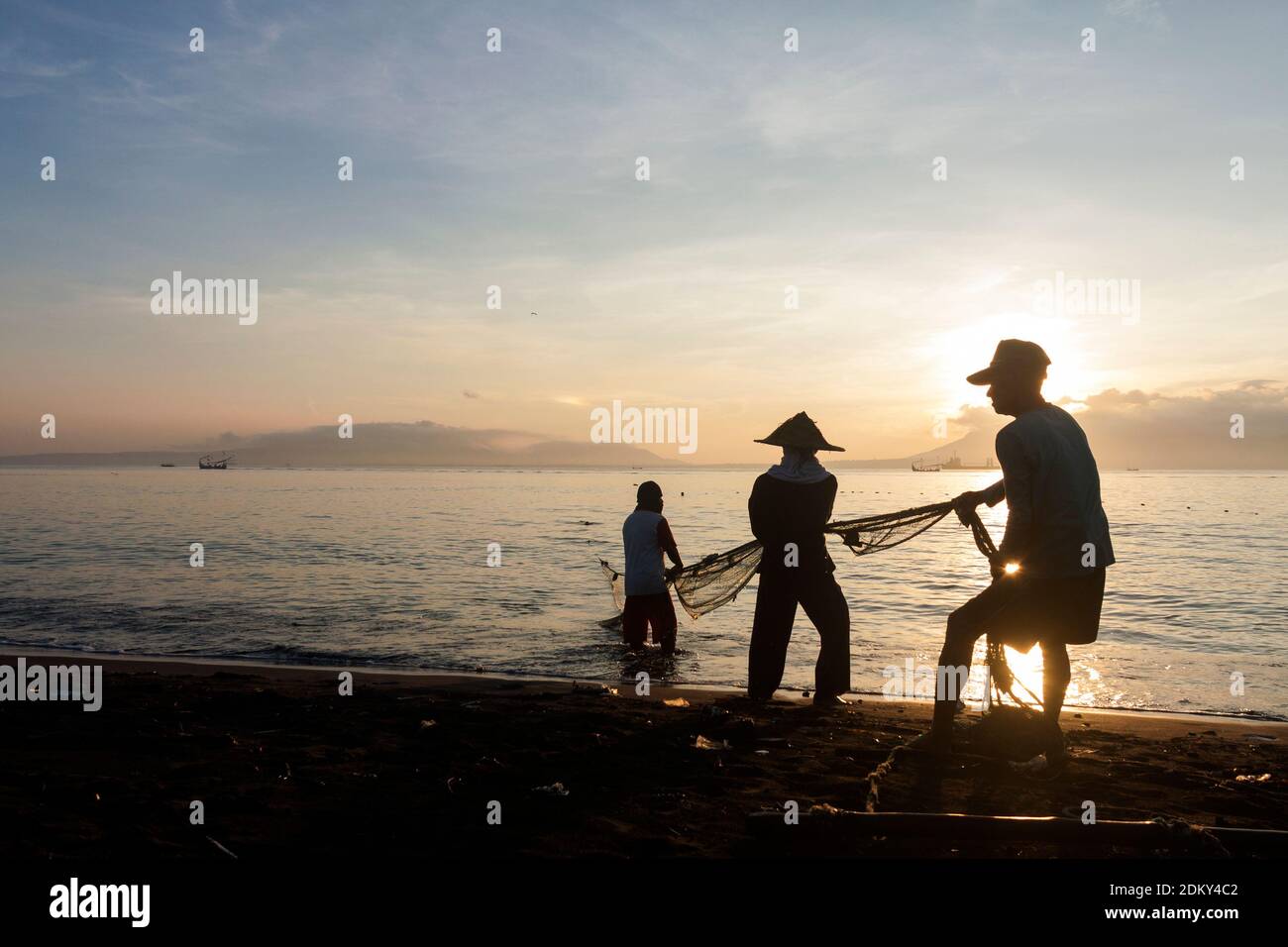Morgen Aktivitäten der traditionellen Fischer am Strand von Santan Island, Banyuwangi Bezirk. Stockfoto