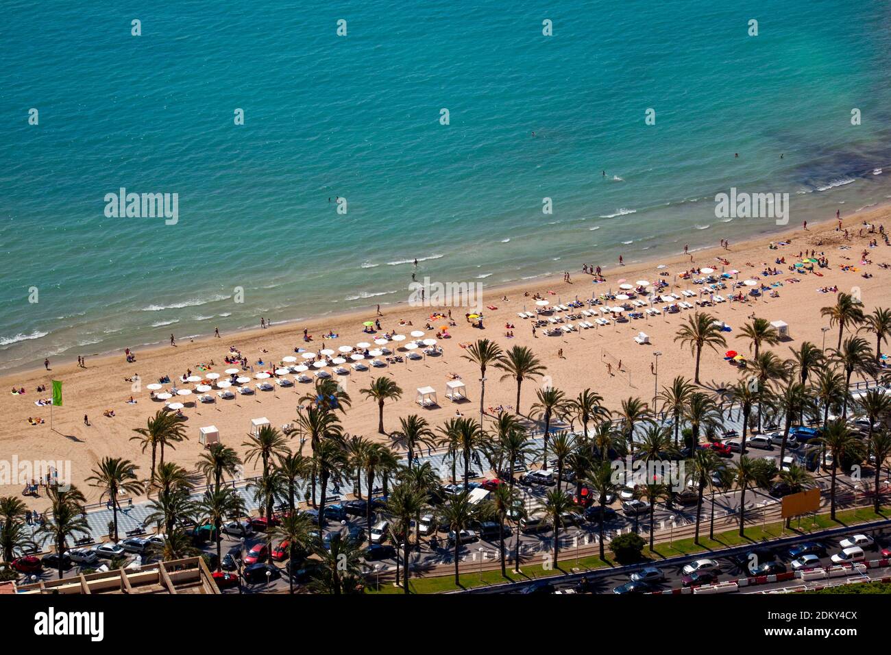 Luftaufnahme des Hauptstrandes und der Promenade von Alicante an der Costa Blanca in Spanien. Stockfoto