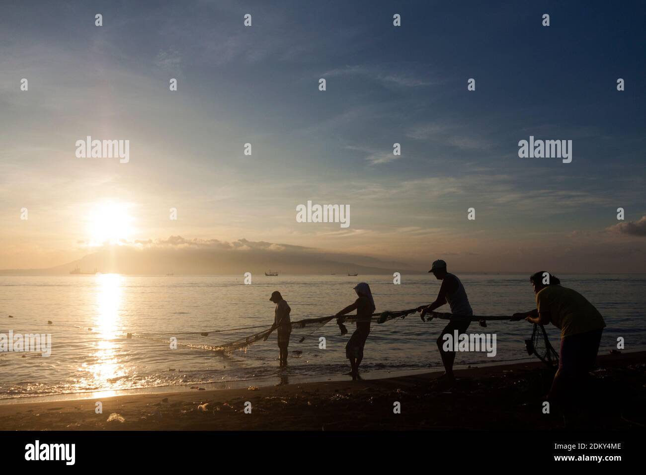Morgen Aktivitäten der traditionellen Fischer am Strand von Santan Island, Banyuwangi Bezirk. Stockfoto