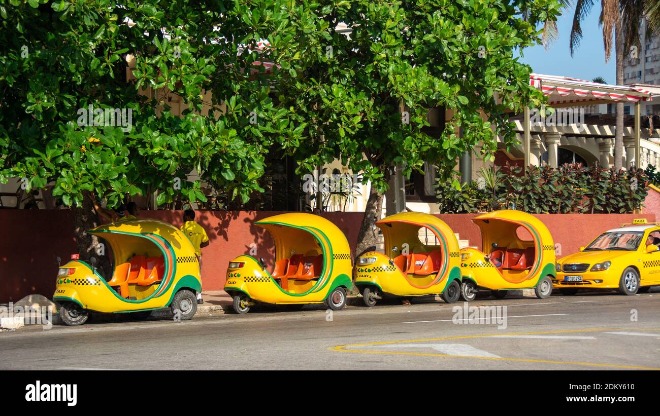 Coco-Taxis warten in der Schlange für Touristen, Havanna, Kuba Stockfoto