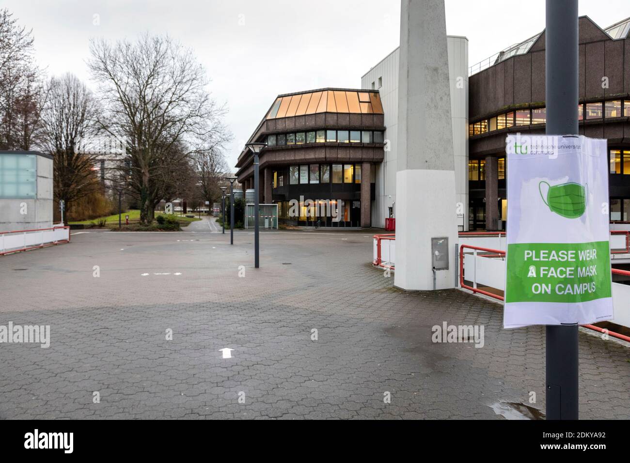 Menschenleerer Campus der TU Dortmund während der Stilllegung In der COVID-19-Krise Stockfoto