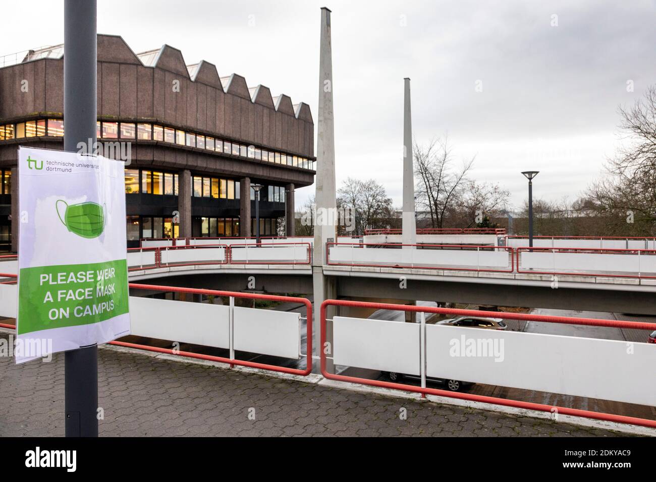 Menschenleerer Campus der TU Dortmund während der Stilllegung In der COVID-19-Krise Stockfoto
