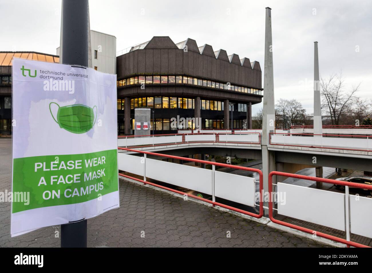 Menschenleerer Campus der TU Dortmund während der Stilllegung In der COVID-19-Krise Stockfoto