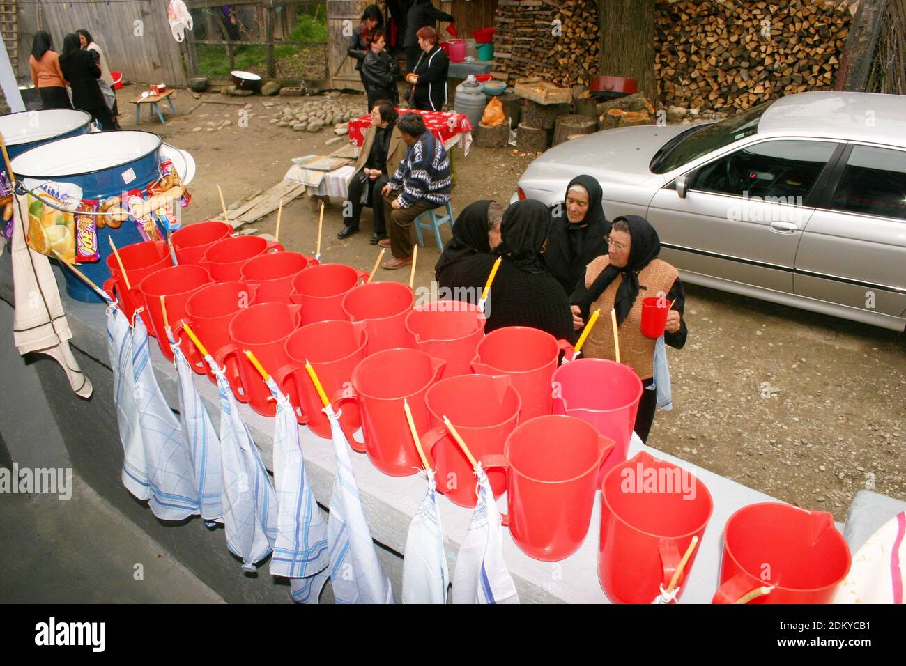 Vrancea County, Rumänien. Personen im Hof einer verstorbenen Person. Vorbereitungen für die Almosengabe während des Trauerdienstes. Stockfoto