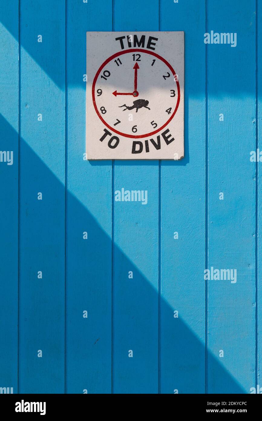 'Time to Dive' Schild an einer blauen Wand in Belize Stockfoto