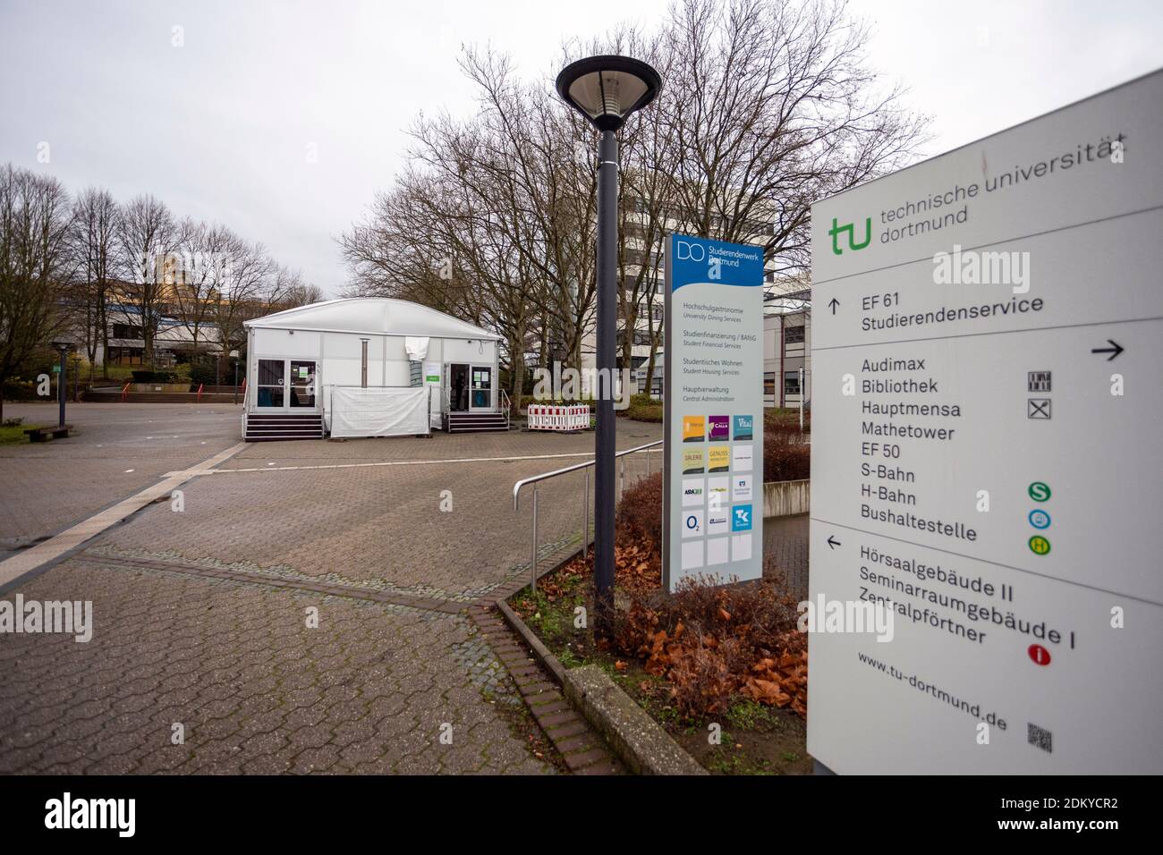 Zelte für Studierende auf dem Campus der TU Dortmund, da das Betreten des Gebäudes nicht gestattet ist Stockfoto