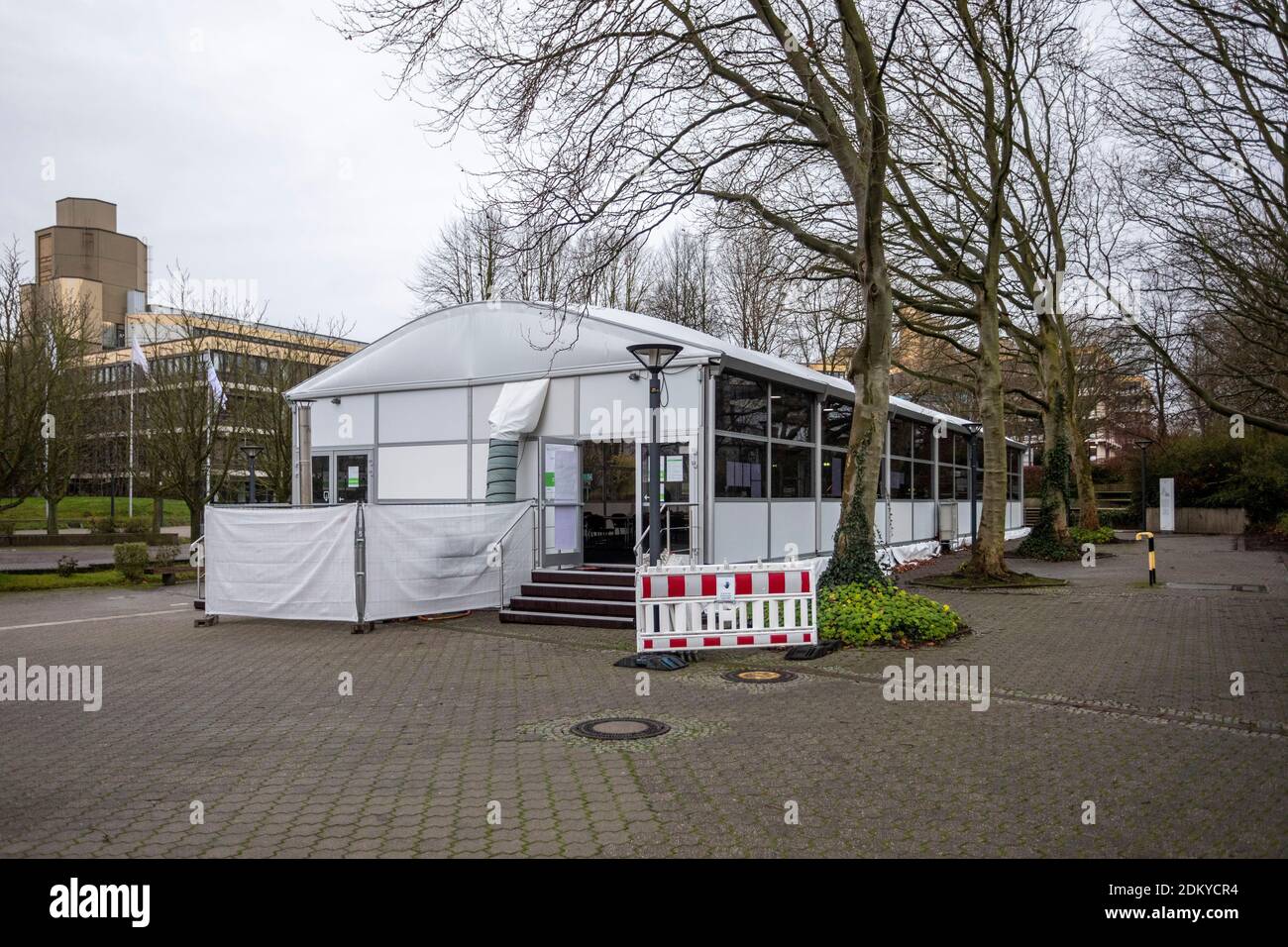 Zelte für Studierende auf dem Campus der TU Dortmund, da das Betreten des Gebäudes nicht gestattet ist Stockfoto