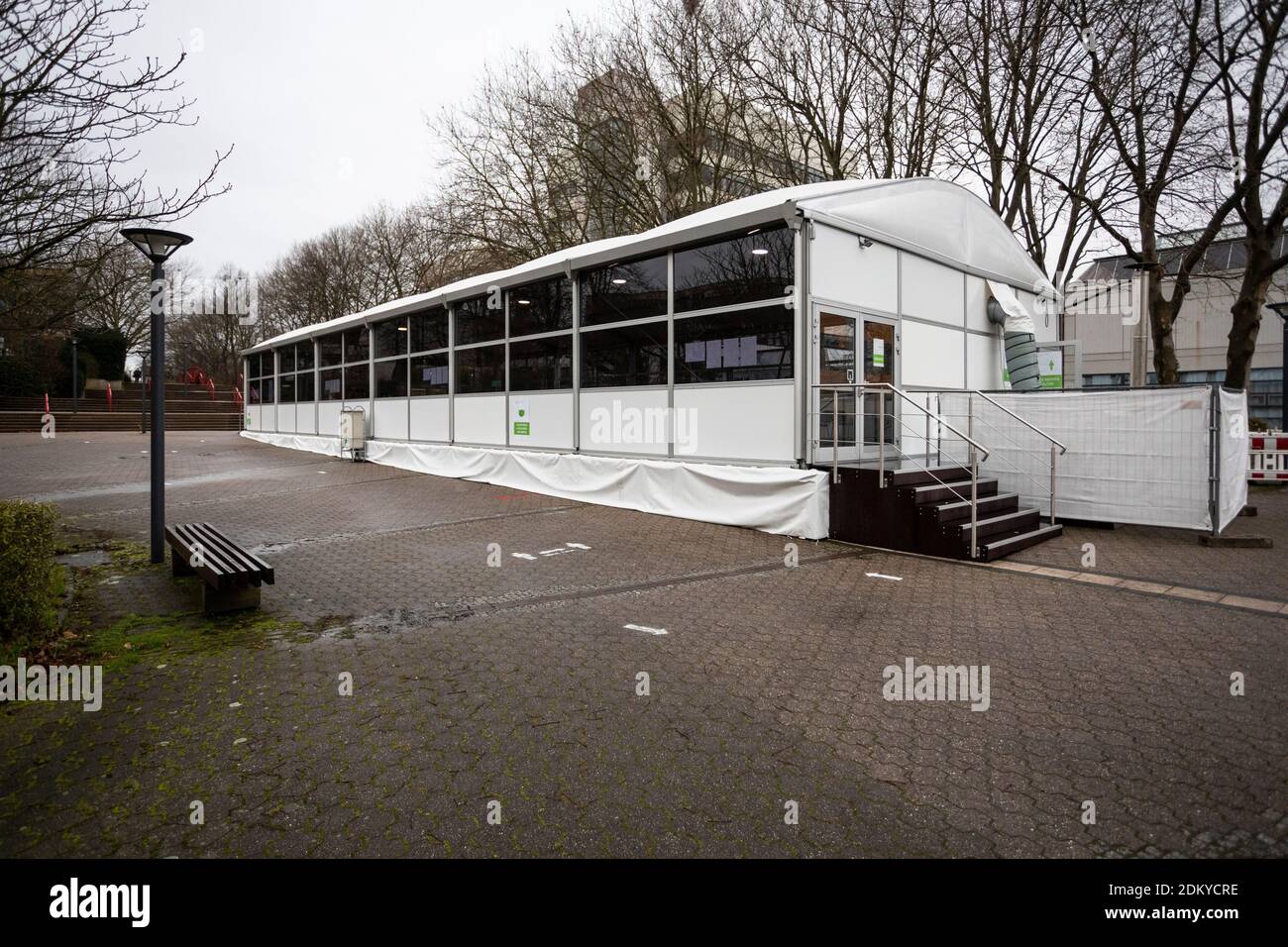Zelte für Studierende auf dem Campus der TU Dortmund, da das Betreten des Gebäudes nicht gestattet ist Stockfoto