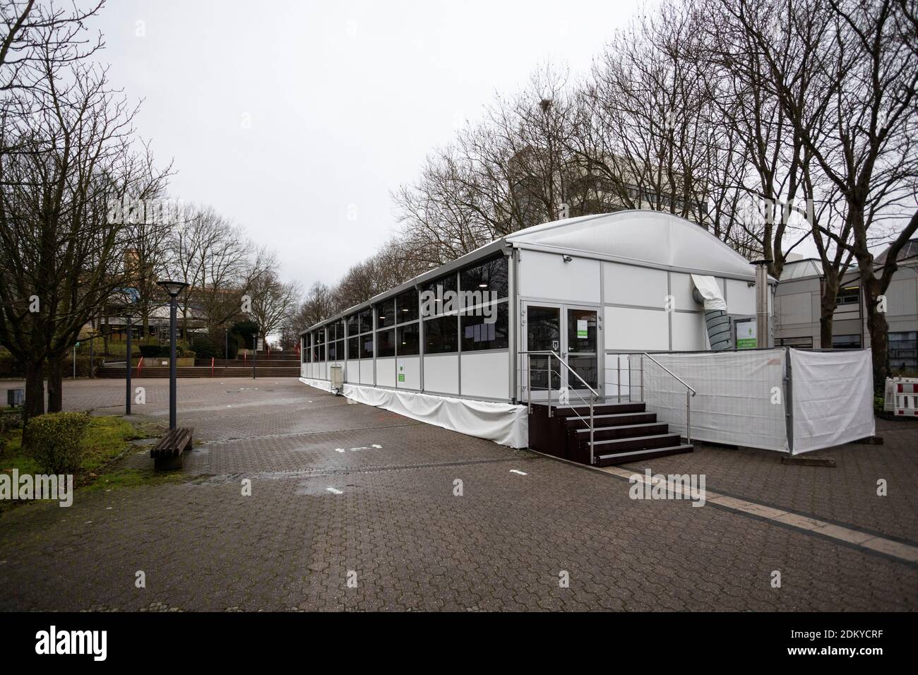 Zelte für Studierende auf dem Campus der TU Dortmund, da das Betreten des Gebäudes nicht gestattet ist Stockfoto