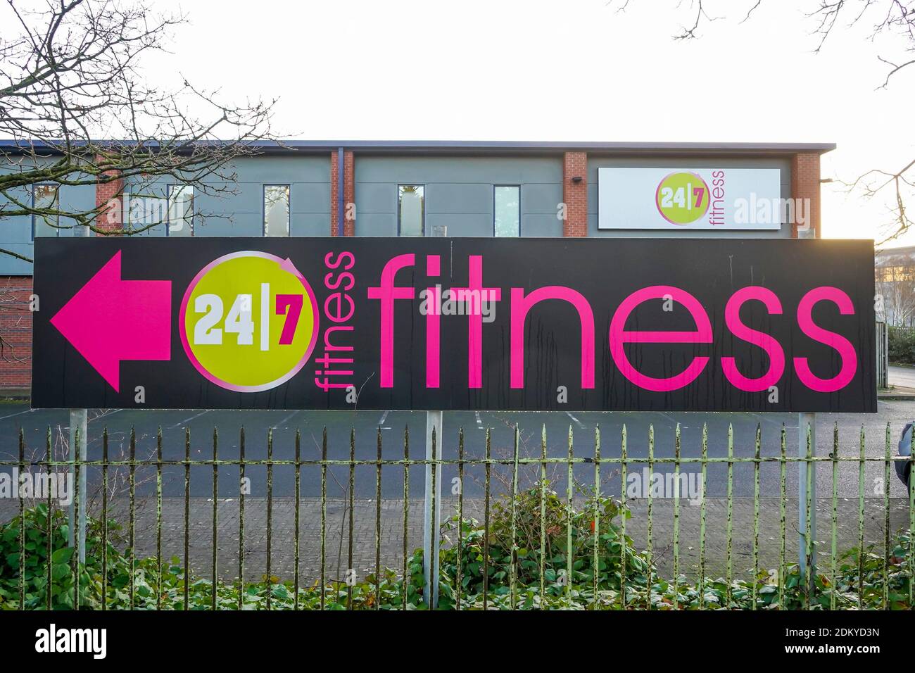 Fitness 24/7 Werbeschild auf Außengeländer vor einem britischen Fitness-Studio. Vorsätze für das neue Jahr, um fit zu bleiben. Stockfoto
