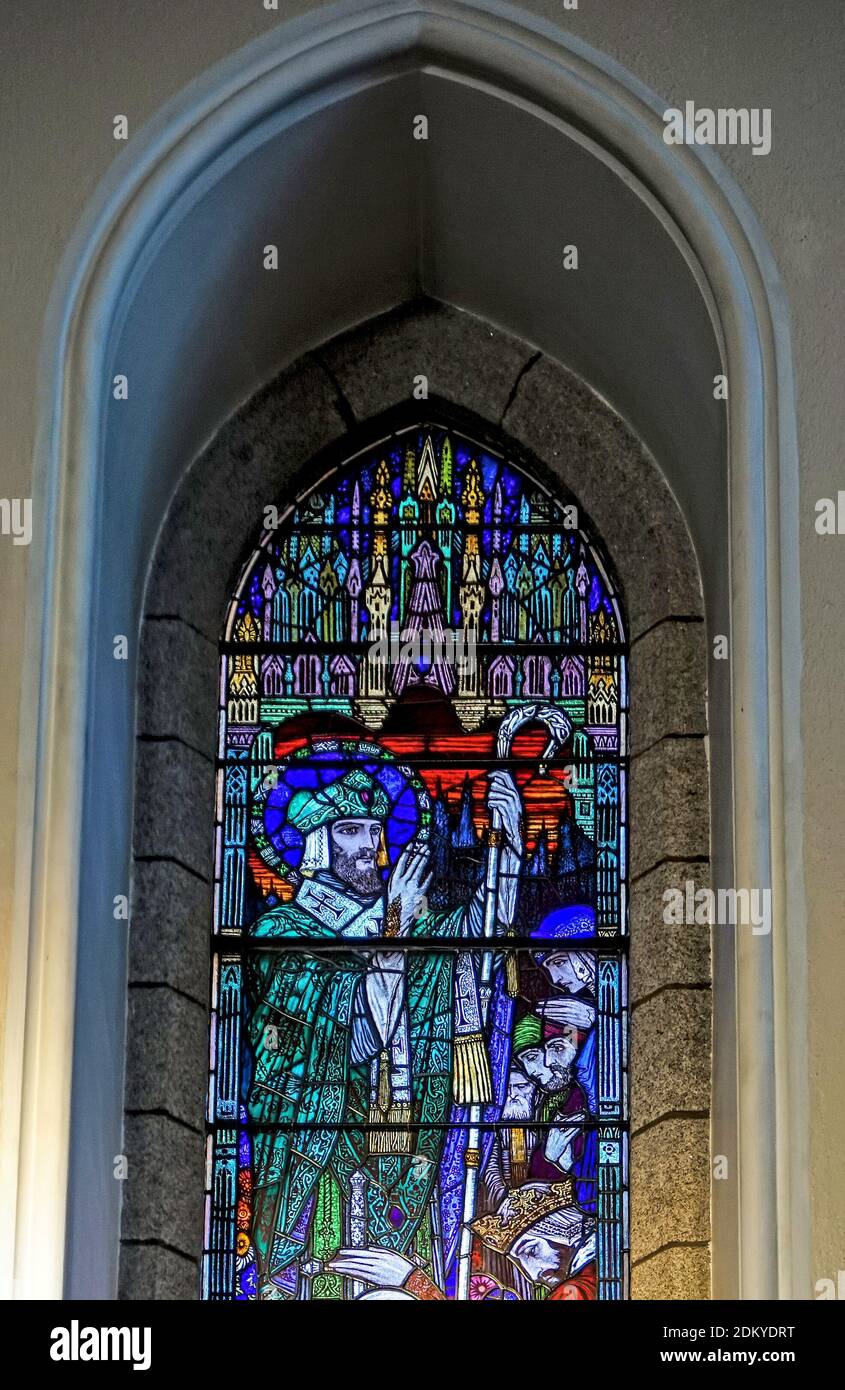 Ein Harry Clarke Glasfenster in der St. Patricks römisch-katholischen Kirche in Ringsend, Dublin. Darstellung von St. Patricks Predigt in Tara. Stockfoto