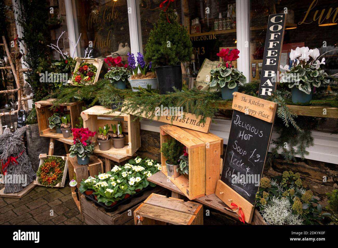 Großbritannien, England, Oxfordshire, Chipping Norton, Cattle Market, Mash-Haus und Speisekammer Shop & Cafe Außenansicht Weihnachten Display Stockfoto