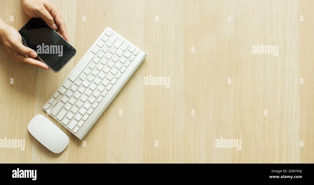 Aus Der Perspektive Einer Geschaftsfrau Die Ein Smartphone Am Schreibtisch Im Buro Nutzt Stockfotografie Alamy