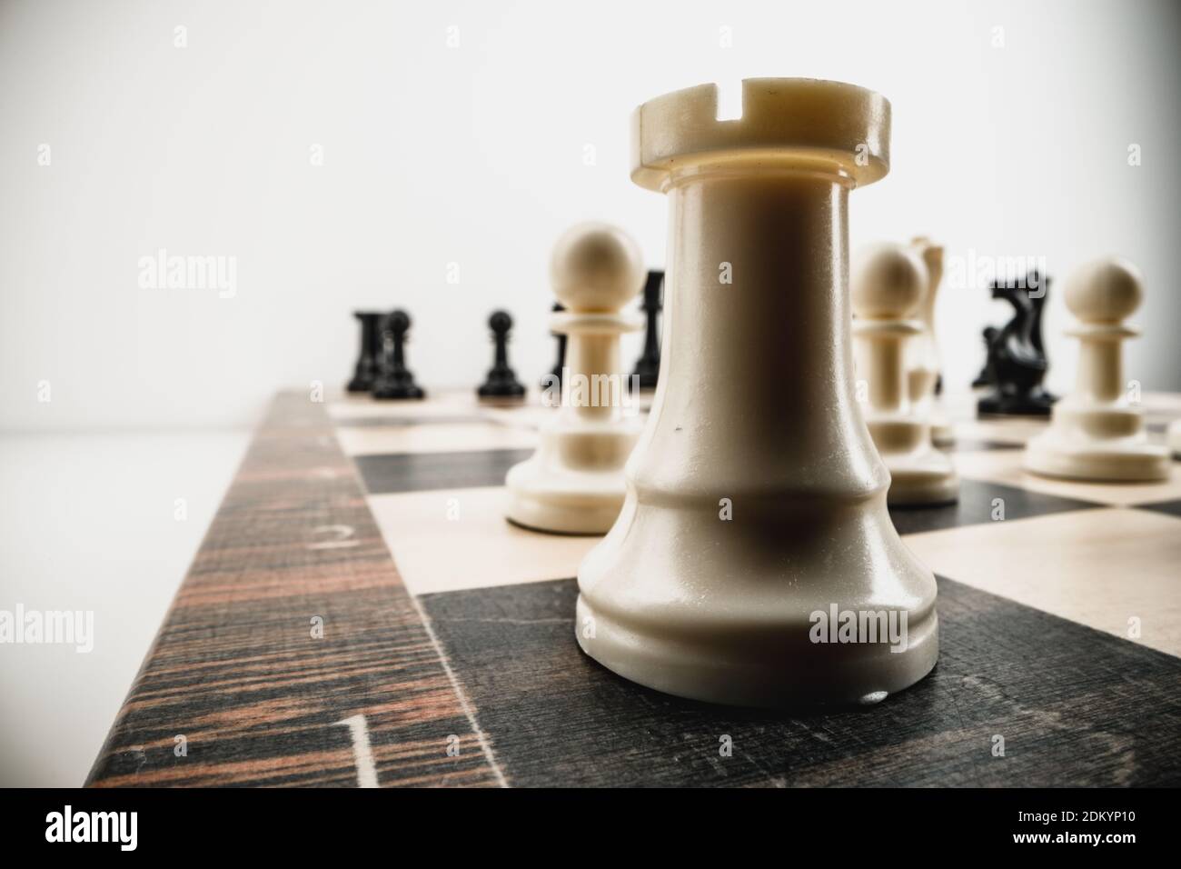 Macro photo of chess pieces on a chess board Stockfoto