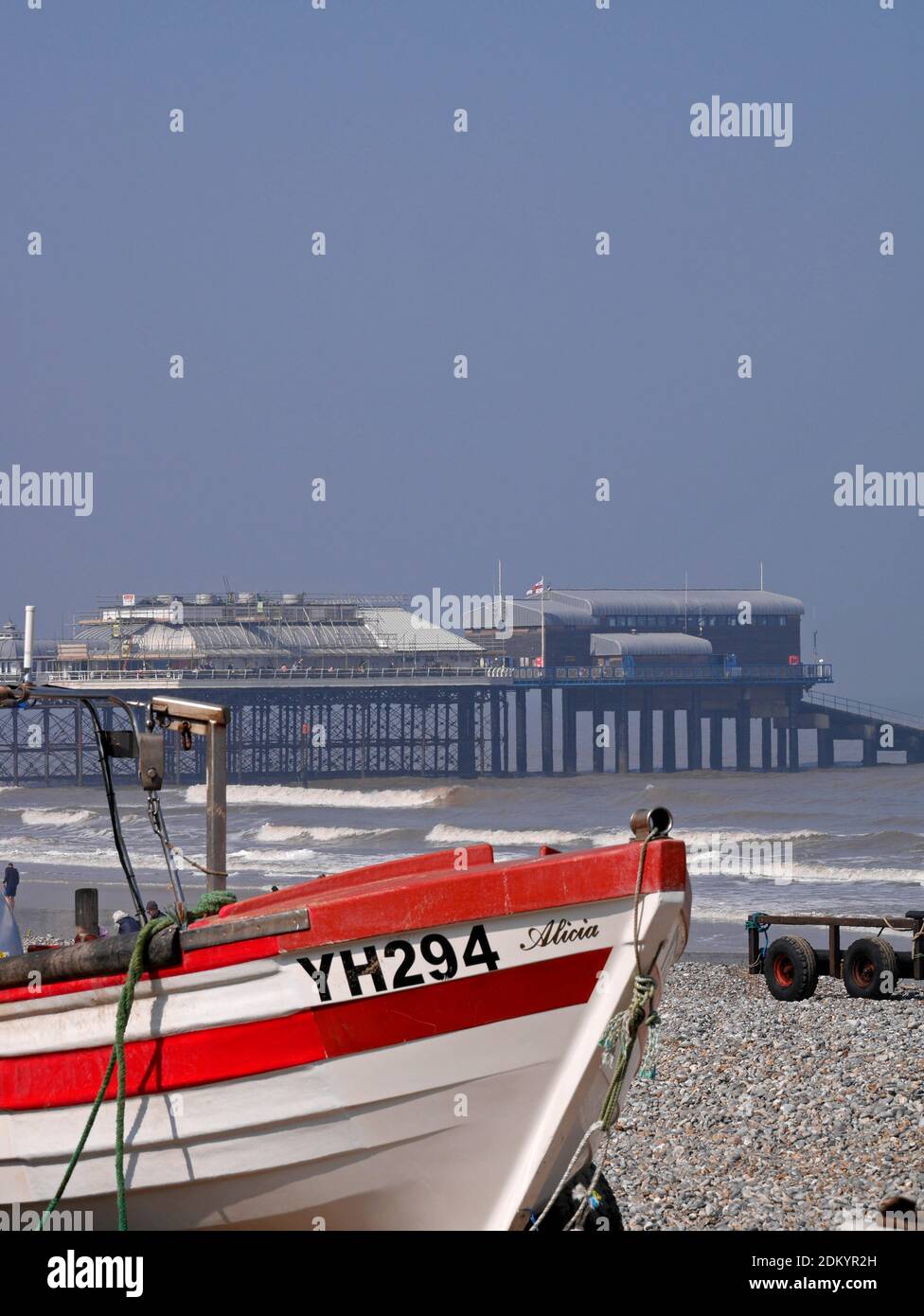 Cromer Beach mit seinen Angel- und Krabbenbooten und dem berühmten Victoria Seaside Pier, Cromer, Norfolk, England, Großbritannien Stockfoto
