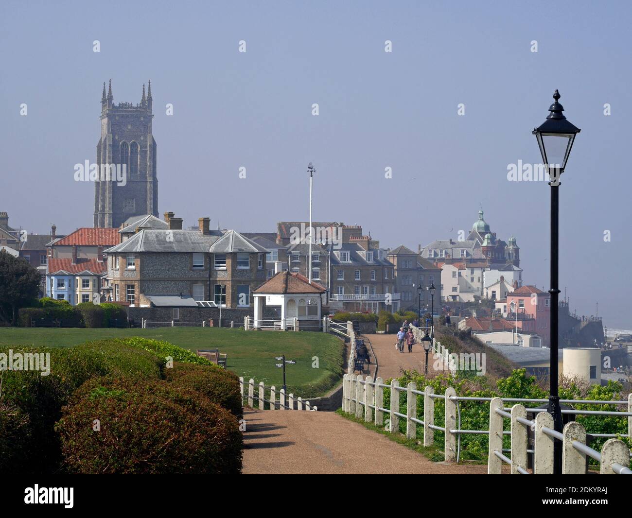 Die Cliff Top Promenade, Teil des North Norfolk Path & Skyline von Victorian Seaside Resort of Cromer, Norfolk, England, Großbritannien Stockfoto