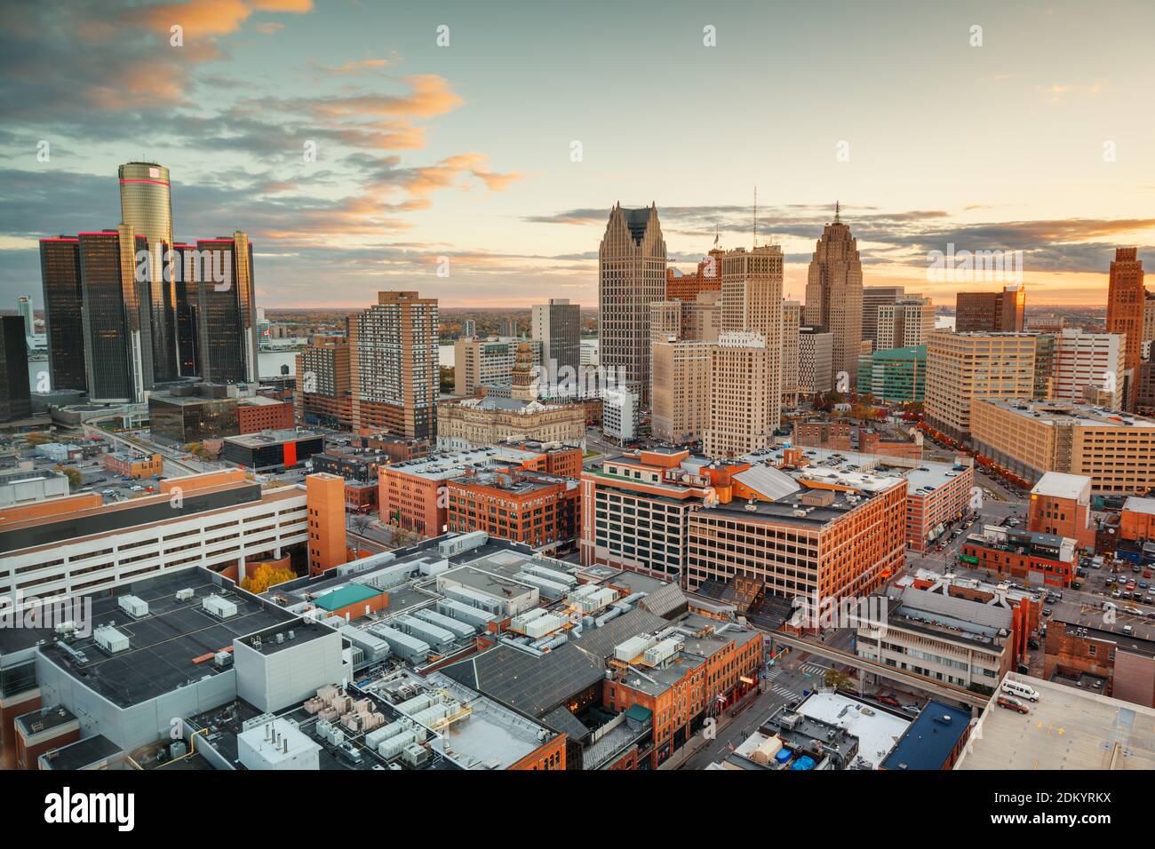 Detroit, Michigan, USA Downtown Skyline von oben in der Abenddämmerung. Stockfoto