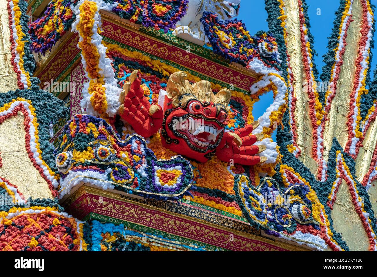 Detail Bade Einäscherung Turm mit traditionellen balinesischen Skulpturen der Dämonen und Blumen in der Central Street in Ubud, Insel Bali, Indonesien. Vorbereitet fo Stockfoto