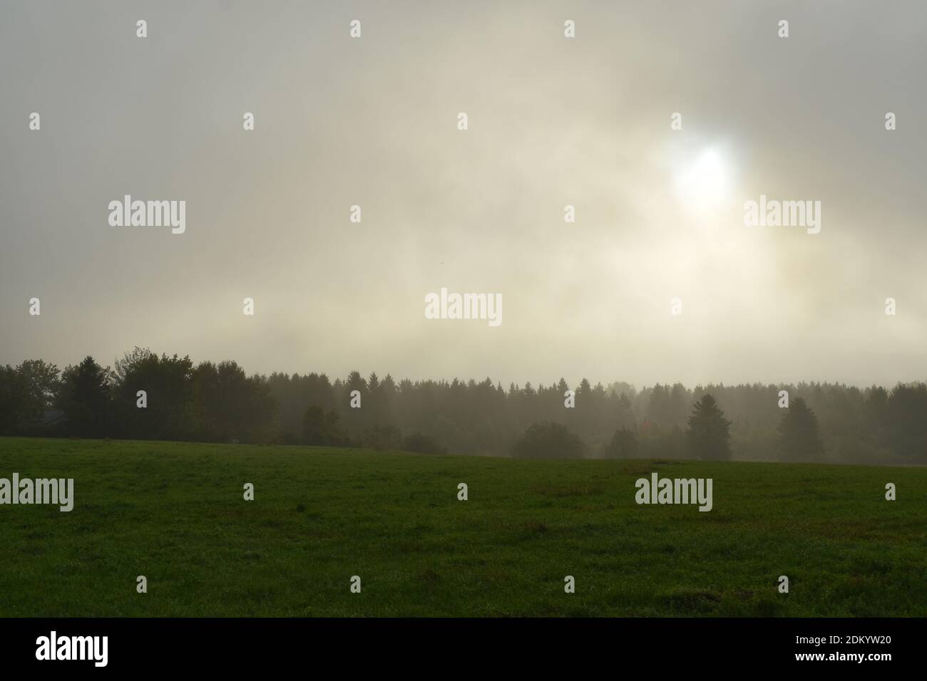 UN lever de Soleil dans le brouillard, Sainte-Apolline Stockfoto