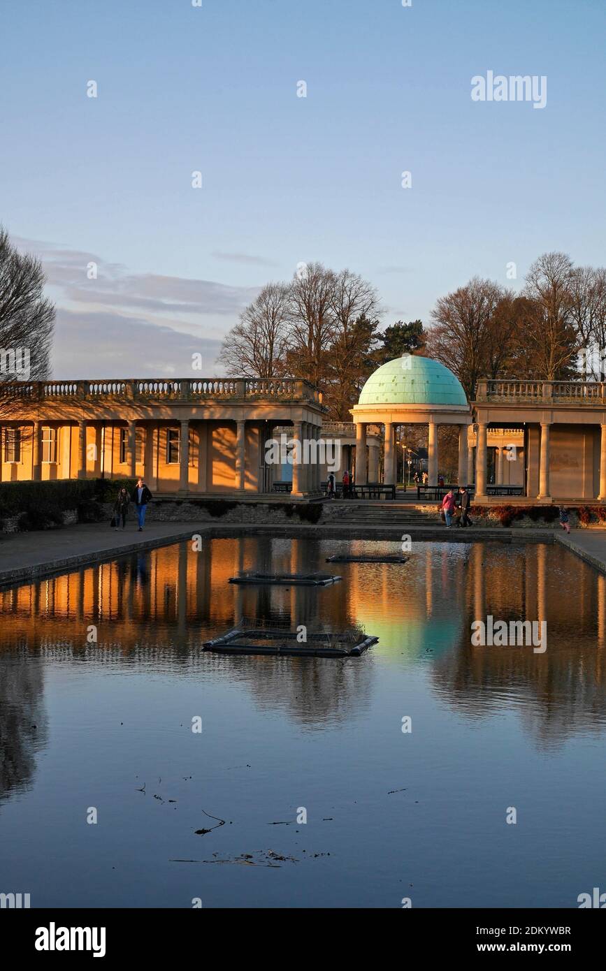 Der Victorian Municipal Eaton Park mit Lily Pond & Columned Pavilion at Sunset, Norwich Norfolk, England, Großbritannien Stockfoto