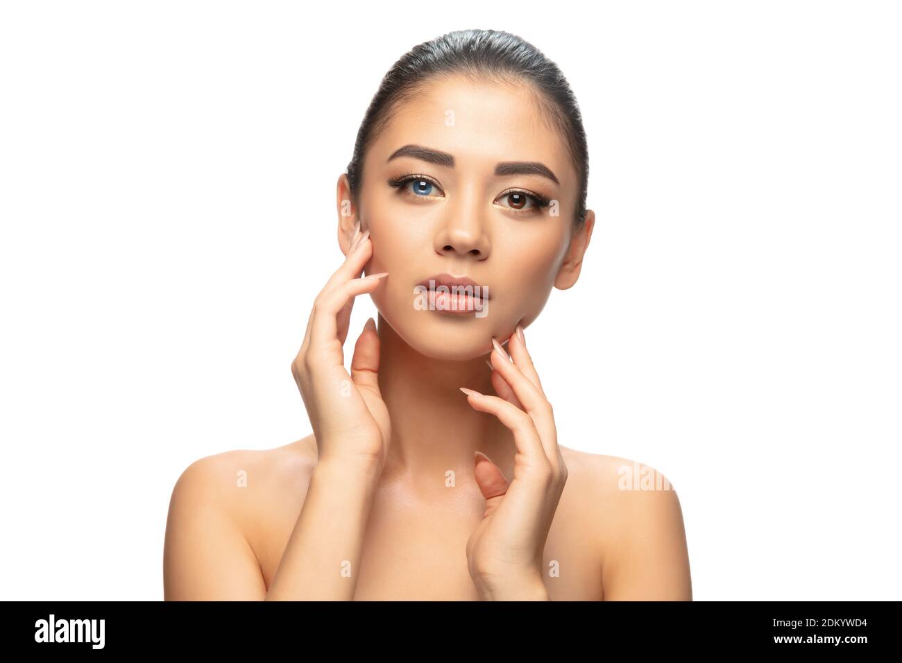 Schöne asiatische Frau mit Heterochromie isoliert auf weißem Studio Hintergrund. Copyspace für Werbung. Konzept der Schönheit, Mode, Gesundheit, Hautpflege. Komplette spezielle Augen Farbe, blau und braun. Stockfoto